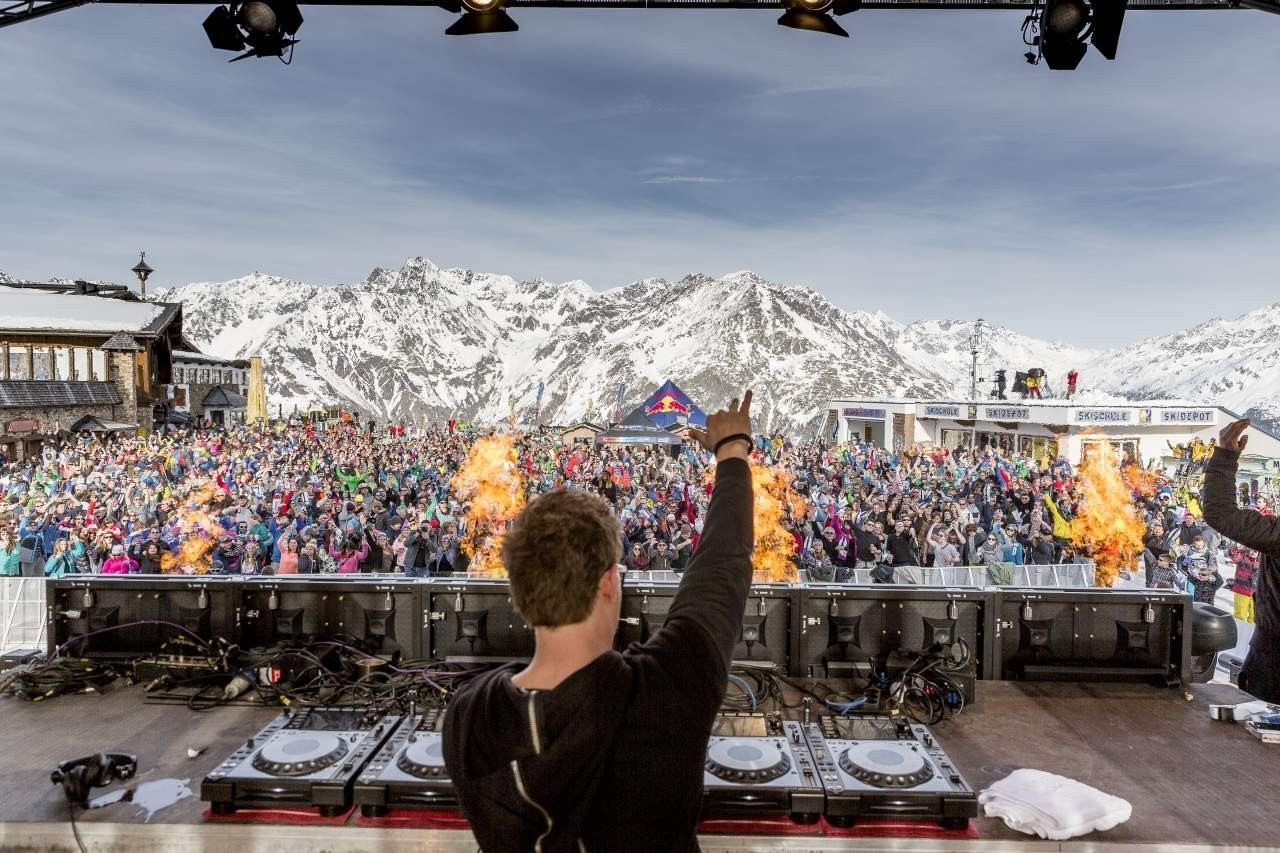 Après-ski Switzerland — replace with your photo